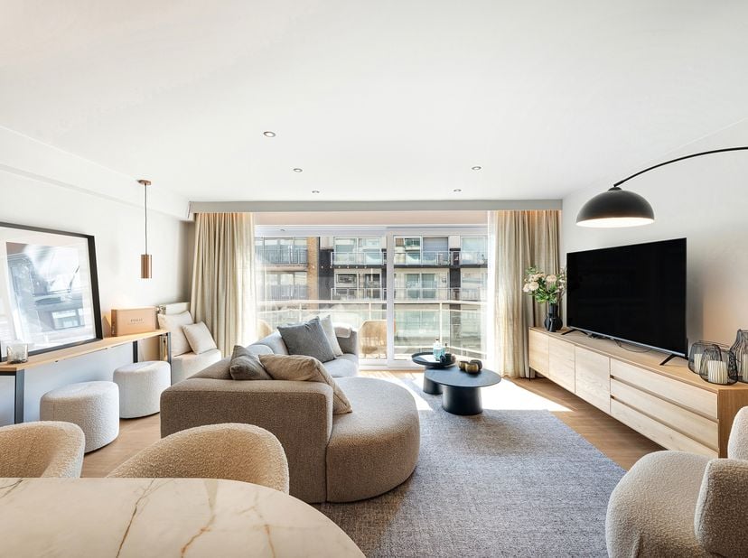 Ruim appartement met twee slaapkamers, gelegen op een centrale locatie aan de Parmentierlaan, vlak bij winkels, het centrum en op wandelafstand van de