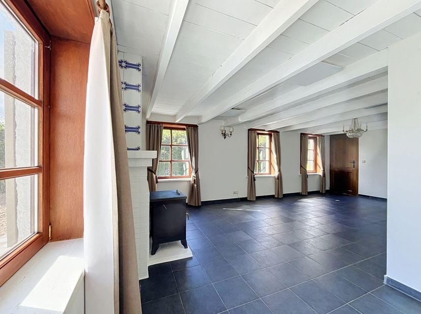 Cette charmante maison de pêcheur est située à quelques pas du centre de Koksijde-Village. &amp;nbsp;Elle se compose comme suit : hall d'entrée, WC, salon