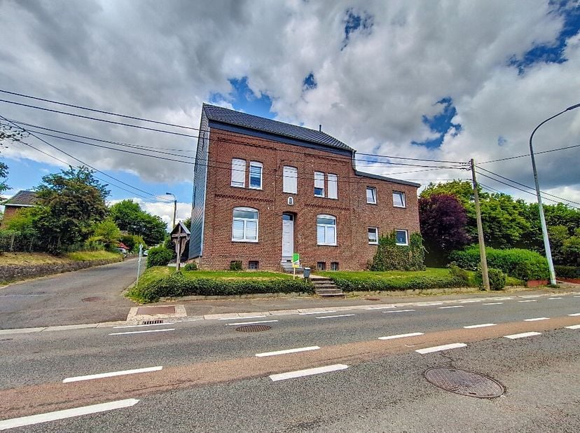 NEU-MORESNET rue de Liège, 56 : Nous avons le plaisir de vous proposer cette solide maison avec son jardin et ses emplacements de parking arrière. La