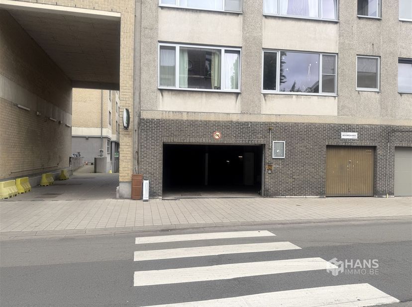 De overdekte garagebox op verdieping -1 is te bereiken via de Boomgaardstraat 43B en binnenrijden doe je via de automatische poort met een badge of sl