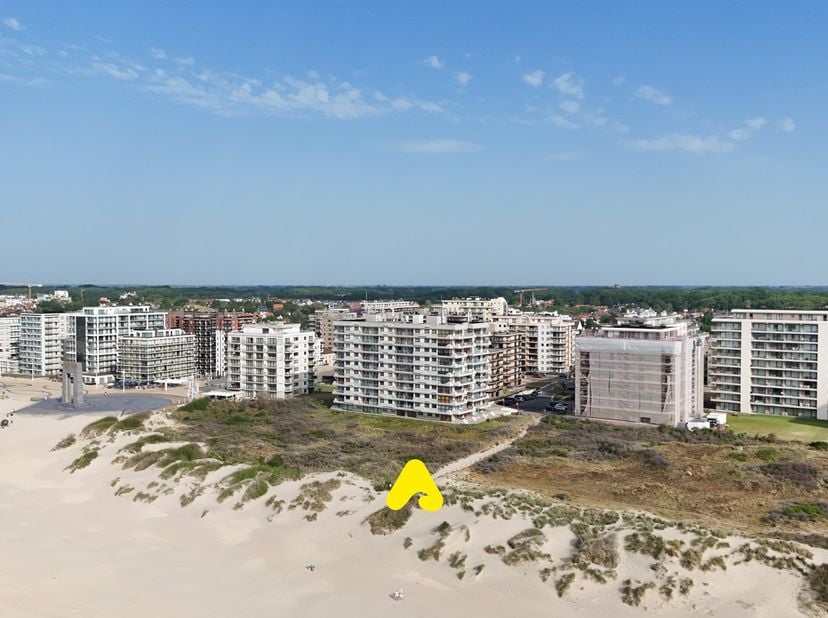 Het appartement ligt op de derde verdieping van de volledig vernieuwde Residentie Montréal.<br />
<br />
TOP-LIGGING aan het strand en de Esplanade en