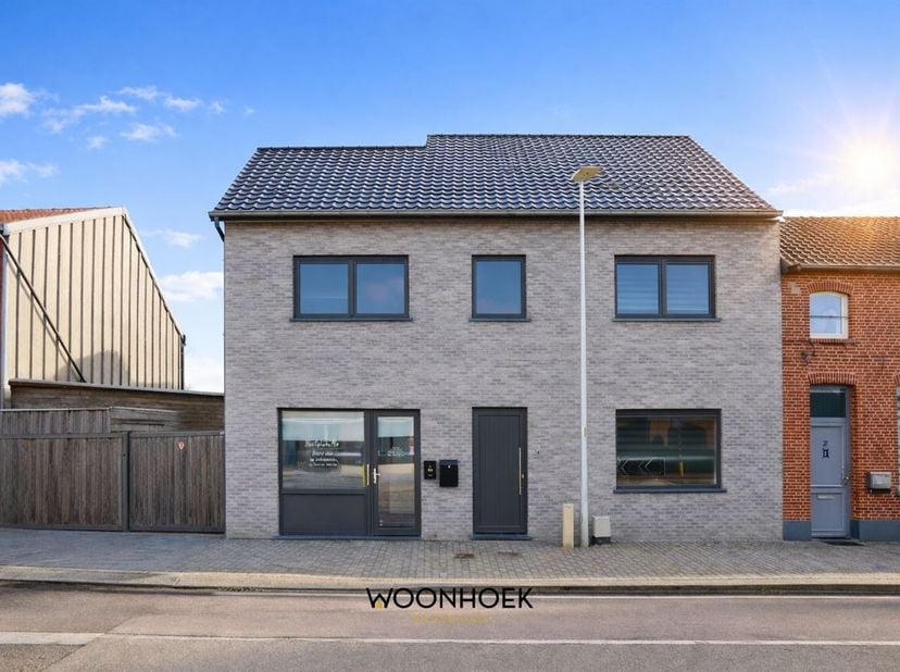Op een gegeerde locatie in Lokeren bevindt zich deze energiezuinige en instapklare woning, waar comfort, lichtinval en functionaliteit harmonieus same