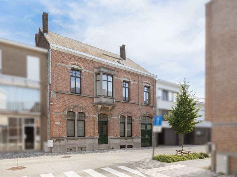 Deze unieke, gerenoveerde herenwoning is gelegen in het centrum van Kapelle-op-den-Bos op een perceel van 7a 13ca en beschikt over een bewoonbare oppe