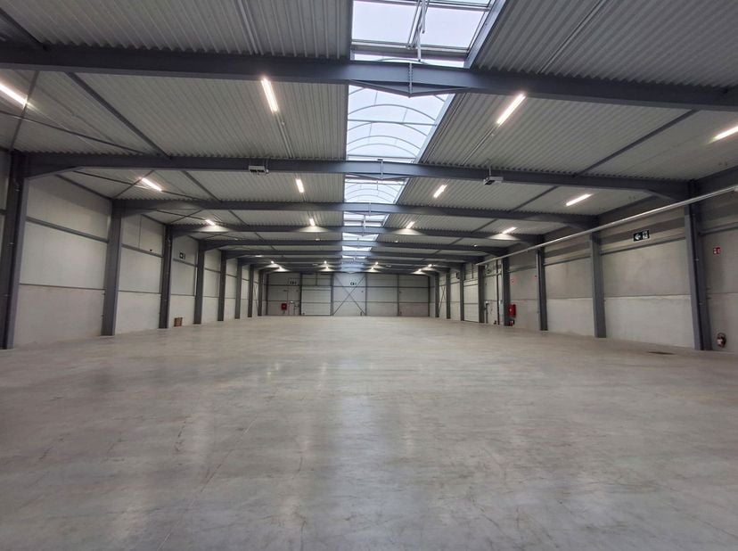 Het pand omvat circa 1.796 m² magazijnruimte en is uitermate geschikt voor logistiek, opslag en productie.<br />
Het magazijn beschikt over een vrije