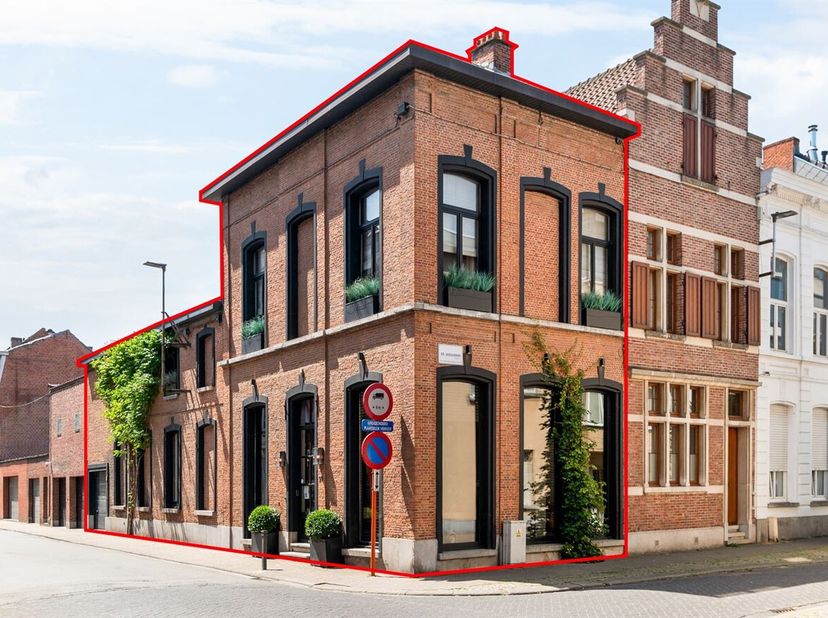 Op een uitstekende locatie, op wandelafstand van de Grote Markt, winkels, gezellige horecazaken, scholen en het station, bevindt zich deze uitzonderli