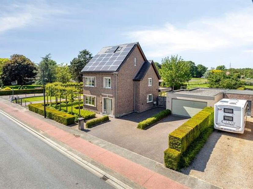 CHARMANTE, GRONDIG GERENOVEERDE OPEN BEBOUWING MET RUIME GARAGE OP 10A 65CA.<br />
 Landelijk gelegen langsheen de Kleine Amer te Puurs-Sint-Amands. V