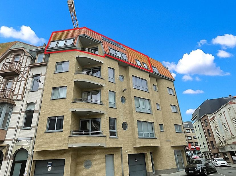 Dit lichtrijke duplex appartement met een bewoonbare oppervlakte van 137 m² bevindt zich in een residentie van 2005 en is ideaal gelegen pal in het ce