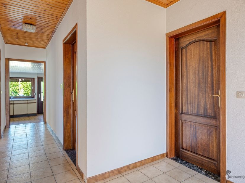 Vous recherchez une maison de plain-pied dans un cadre paisible ? Cette charmante maison de style ouvert située à Oudsbergen offre un agréable mélange