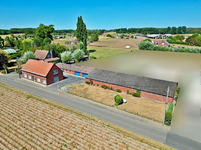 Kortemark - Rustig gelegen woning met 2 loodsen op perceel van 1.345 m²!<br />
<br />
Deze rustig gelegen woning met twee loodsen bevindt zich op een