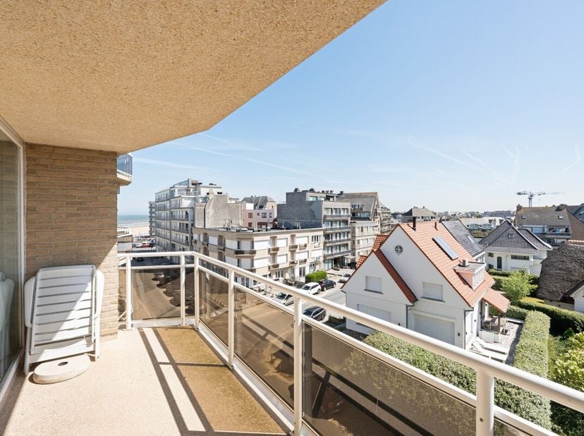 Te koop: instapklaar appartement in de Goudenboomstraat, Koksijde, op wandelafstand van zee en duinen. Dit charmante halfopen appartement ligt in het