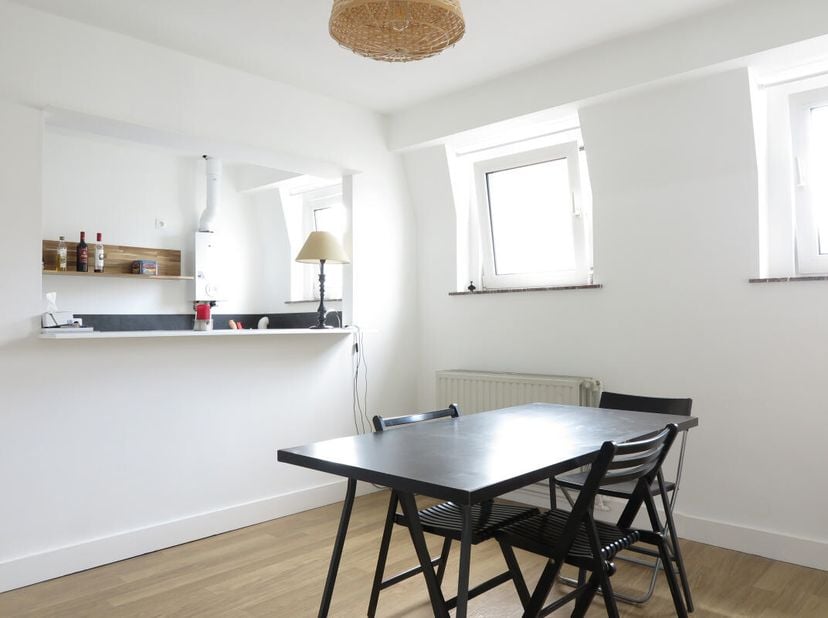 In een straat die haaks op de Louizalaan ligt en vlak bij het Kamerbos, appartement van +/- 50 m² in zeer goede staat op de 4e en bovenste verdieping