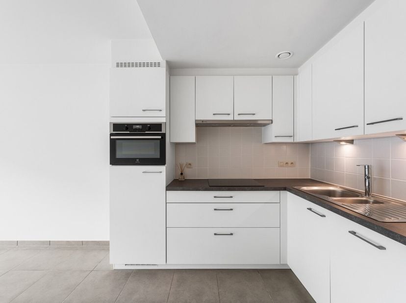Te koop: stijlvol appartement in het centrum van Nieuwpoort, op wandelafstand van zee en openbaar vervoer. Dit recente appartement (bouwjaar 2014) com