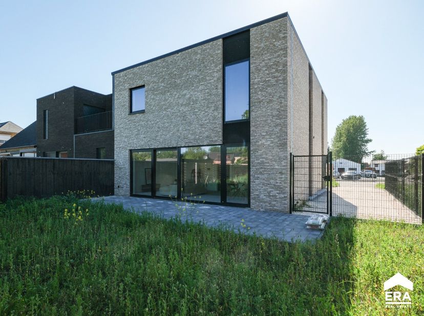 Verrassend ruime en instapklare woning met 3 (mogelijk 4) slaapkamers en tuin op mooi perceel in Nieuwerkerken.Voor meer info: https://www.era.be/nl/t