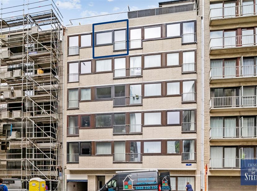 Ce magnifique studio lumineux se trouve au cinquième étage d'une petite résidence, située dans une rue latérale de la digue. Le studio comprend un hal