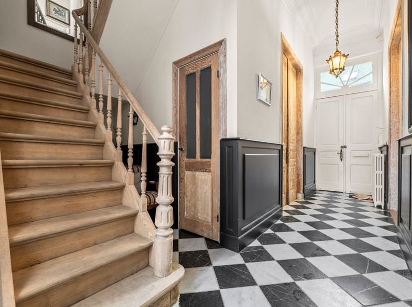 Op een absolute A-locatie, pal in het historische hart van Sint-Truiden, bevindt zich aan de Houtmarkt 20 een statig herenhuis dat luxe, authenticitei