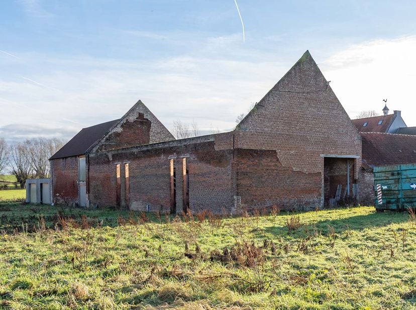 LANDGEBOUW<br />
<br />
Een te renoveren landgebouw te Pajottegem, tweede afdeling, Vollezele, sectie C nummer 660AP0000, met een oppervlakte van 61a9