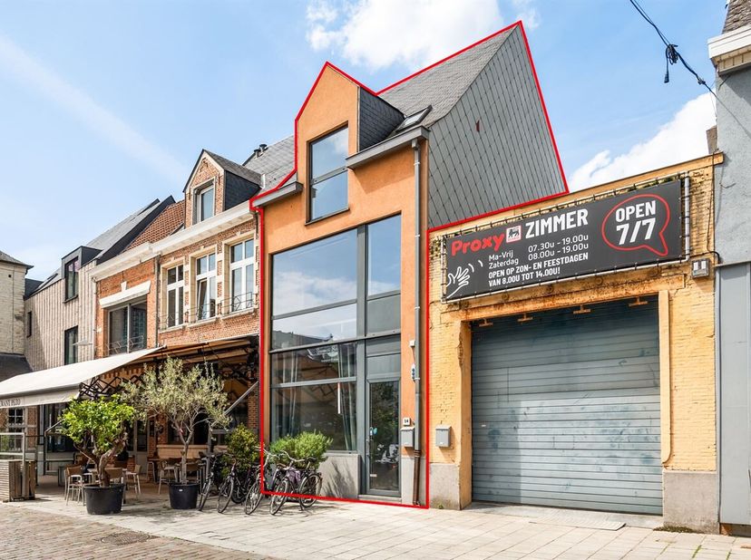 Dit instapklare handelspand met woonst is uitstekend gelegen in de Eikelstraat, pal in het centrum van Lier. Dankzij de centrale ligging en praktische