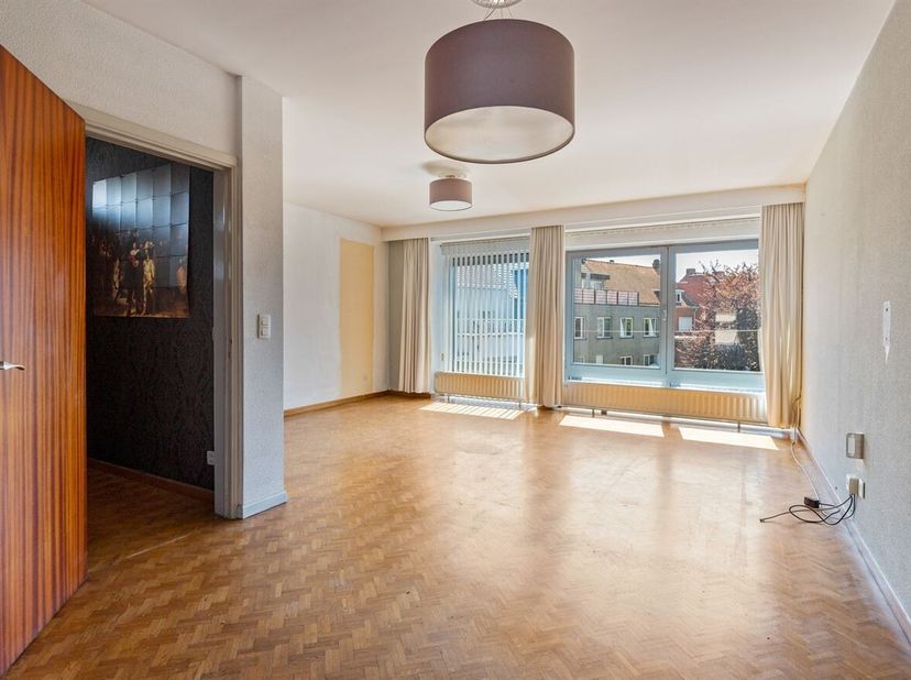 Ruim duplex-appartement met 2 slaapkamers op een toplocatie in Herentals!<br />
Het appartement dateert van 1968 en dient gerenoveerd te worden om te
