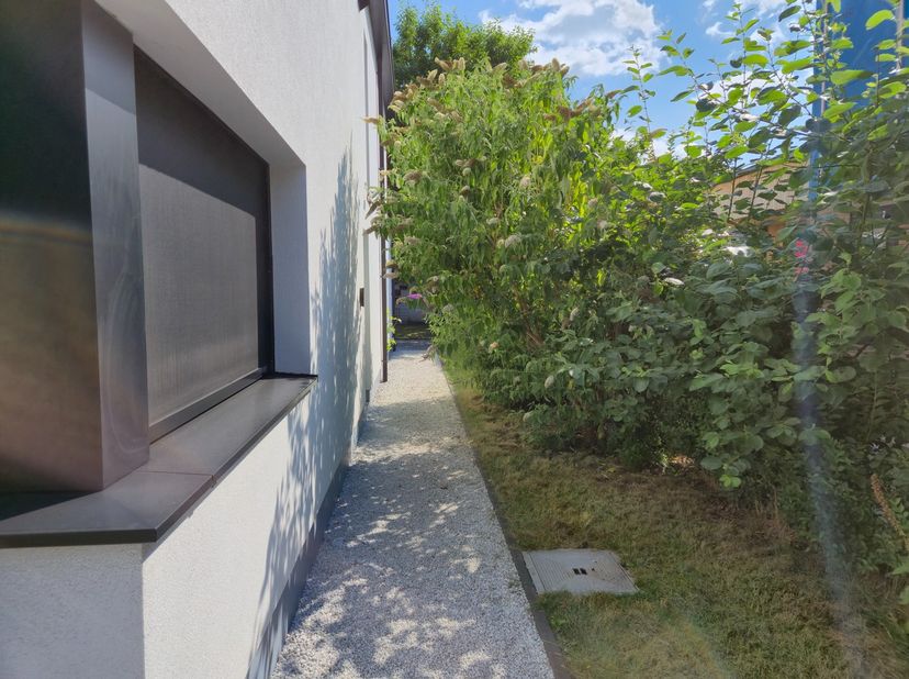 <br />
Deze halfopen bebouwing voorzien van alle technieken staat te huur in een rustige buurt te Mariakerke.<br />
&amp;nbsp;<br />
<br />
In de woning v