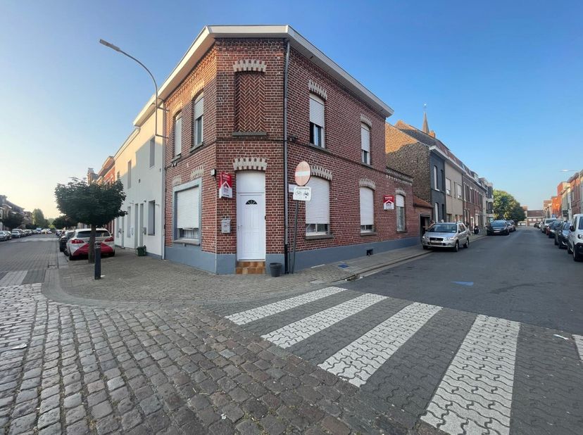 Menen - Woning met 5 slaapkamers in het centrum van Menen te koop.Bent u op zoek naar een ruime woning? Dan is dit zeker de woning die bij u past!Inde
