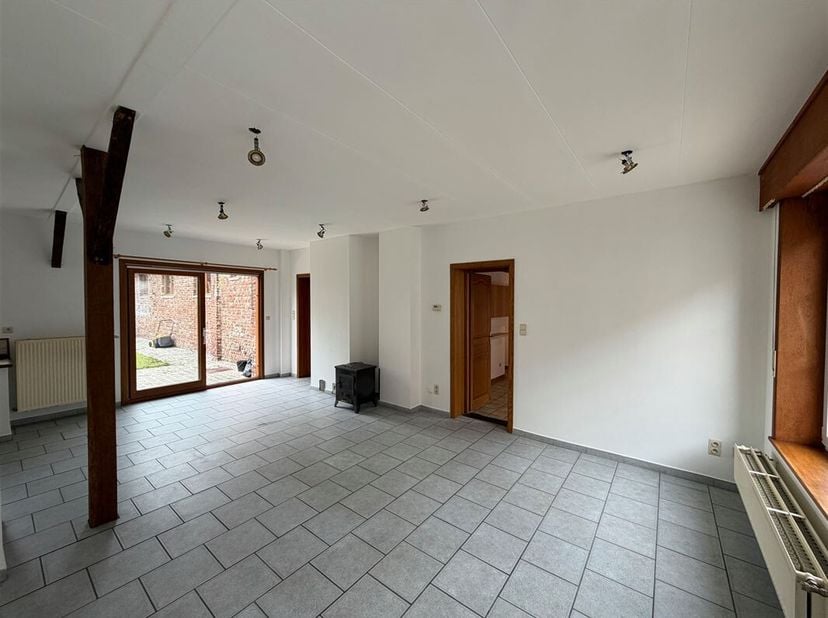 Jolie maison 3 chambres, avec 2 salles de bains, terrasse et jardin ; sise à proximité du centre-ville de Péruwelz. <br />
Cette maison de plain-pied
