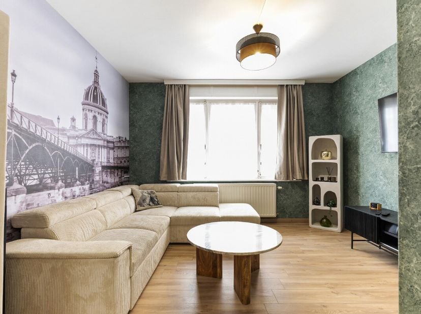 De Panne: Gerenoveerd 2-slaapkamerappartement in Residentie Charme, op enkele stappen van zee! Dit gelijkvloerse appartement bevindt zich in de kleins