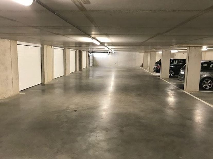 Staanplaatsen in Residentie Staaien te Sint-Truiden.<br />
VK-prijs: 19.000 €  opgedeeld als volgt:<br />
4.000€ grondaandeel  + 10% registratierech
