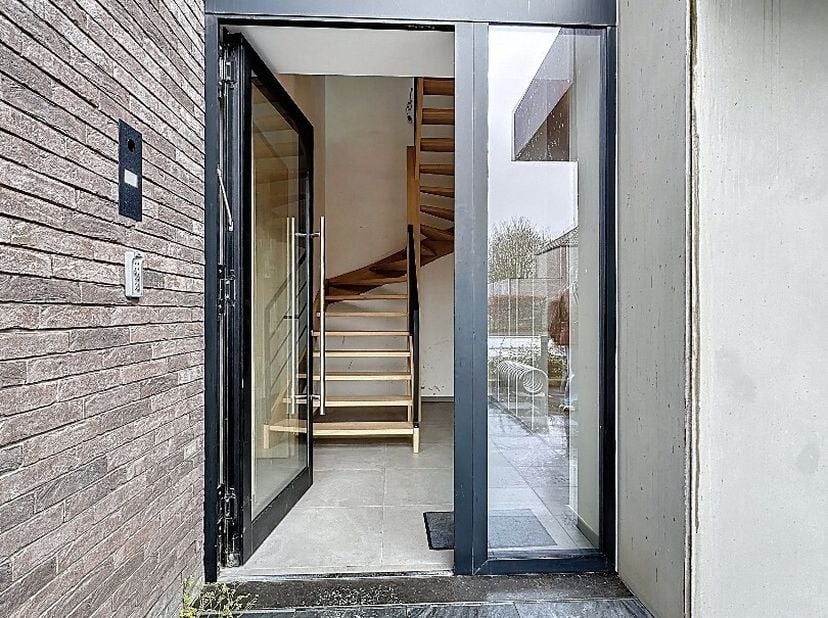 Dit uitzonderlijk ruim dakappartement van maar liefst 250 m² geniet van een uiterst centrale ligging in het hart van Koekelare en combineert comfort,