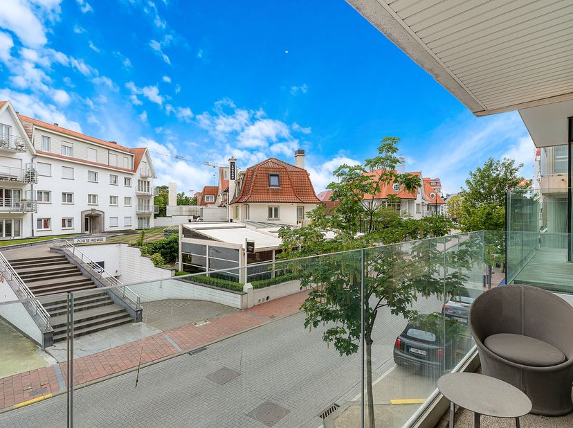 Hedendaags appartement met 3 slaapkamers en terras op het zuiden, centraal gelegen op de Kustlaan in het Zoute. Indeling van het appartement: Inkomhal