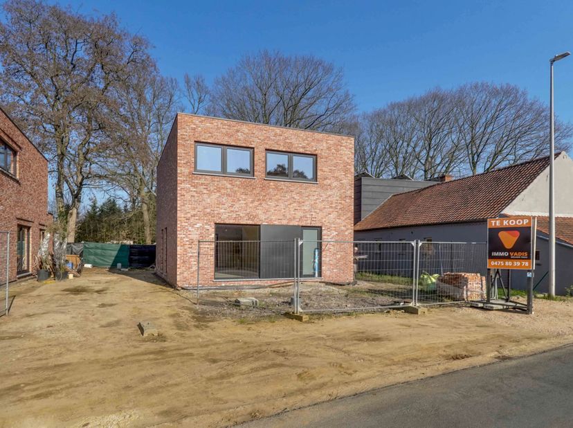 Instapklare BEN nieuwbouwwoning met drie slaapkamers en zuidoostgerichte tuin in een rustige buurt van Koersel (Moestuinstraat 19C). De woning is gebo