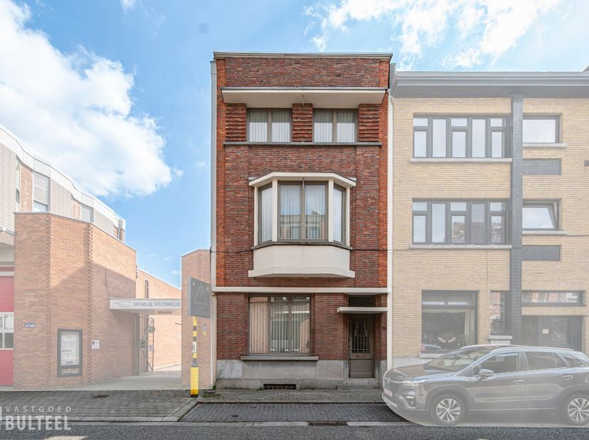 Op wandelafstand van het centrum vindt u deze ruime op te frissen woning. De woning biedt u op het gelijkvloers een inkomhal, een lichtrijke living me