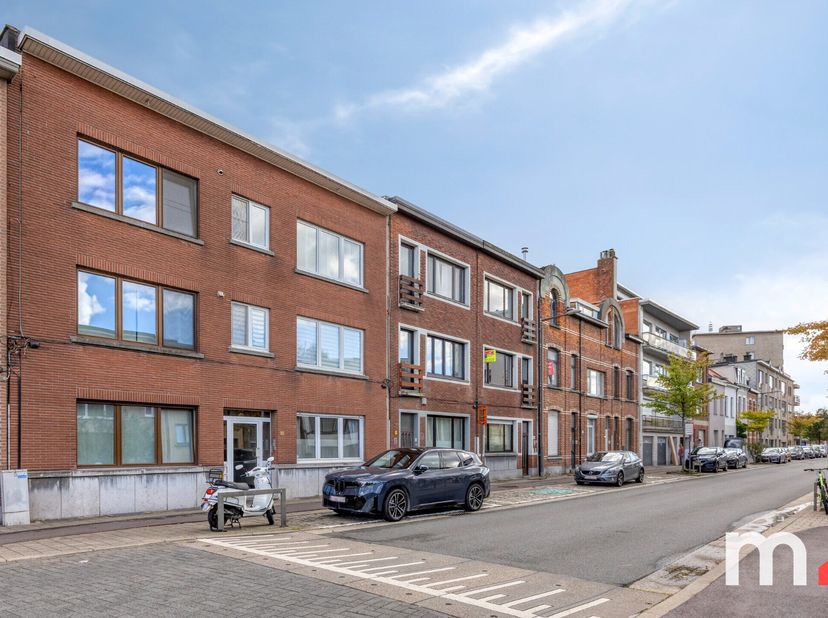 Op een gegeerde ligging in Merksem, met winkels, scholen, openbaar vervoer en belangrijke invalswegen binnen handbereik, bevindt zich dit verzorgde ge