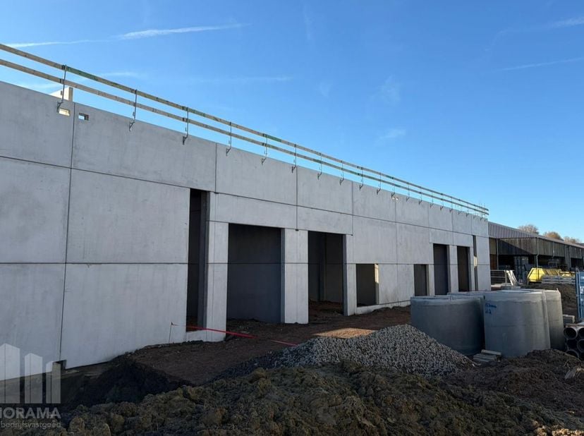 Unité PME neuve de 216 m² avec mezzanine de 70 m² à vendre<br />
Excellente situation le long de la fréquentée Mechelsesteenweg (N26), avec un accès r