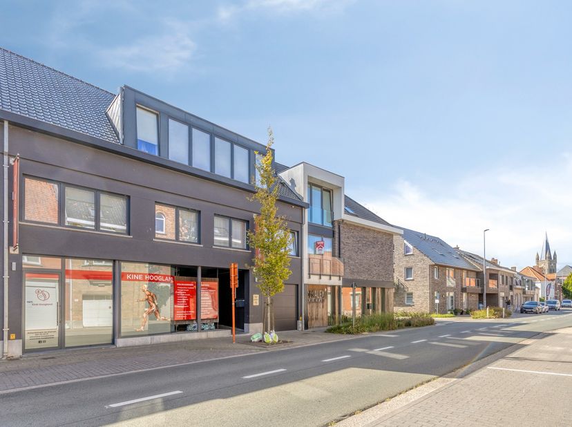 Op een topligging in de Bruggestraat te Hooglede, op wandelafstand van het centrum en diverse voorzieningen, bevindt zich deze veelzijdige eigendom be
