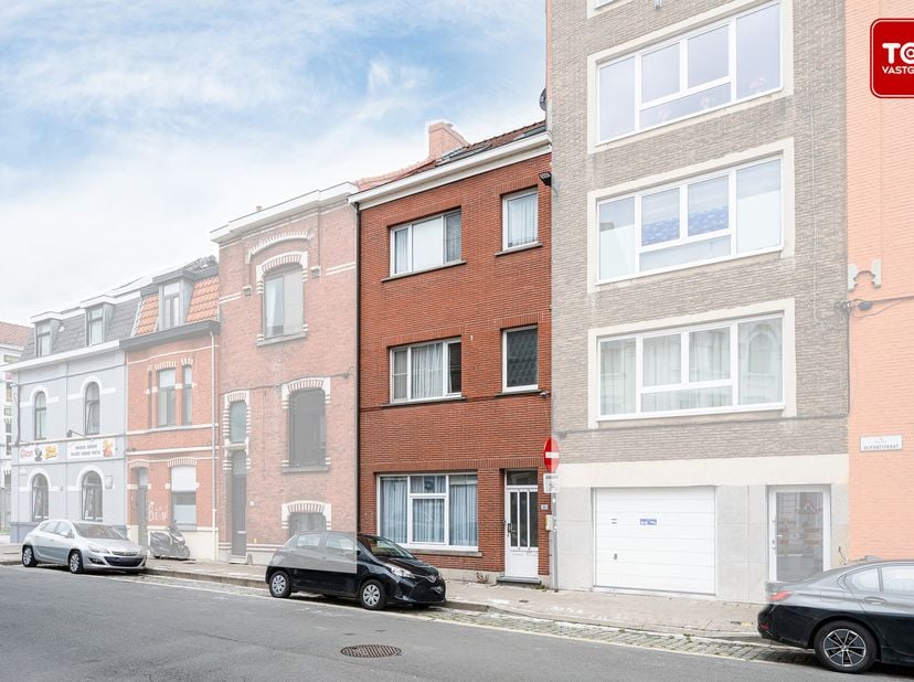 Deze charmante stadswoning bevindt zich in de Olifantstraat. Een TOP locatie tussen het Zuidpark, Ter platen en het Sint-Pieters Plein. Strategisch is