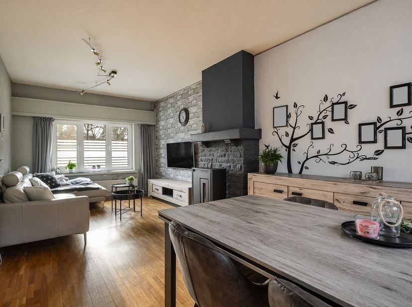 Sur une parcelle d’angle de 83 m² se trouve cette maison bien entretenue avec une surface habitable d’environ 119 m².<br />
La situation est très cent