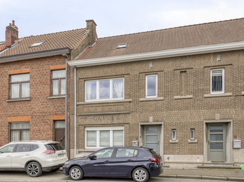 Immo Pické vous propose cette maison très bien située à Grand-Bigard (Dilbeek), à proximité immédiate des écoles, des commerces, des transports en com
