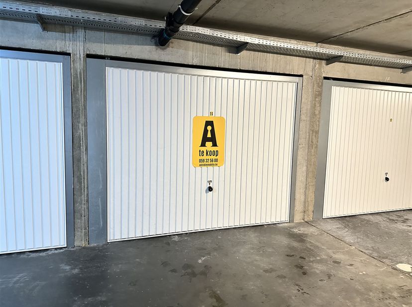 Afgesloten ondergrondse garagebox te koop – Groenendijkstraat 2, Bredene<br />
<br />
Deze ruime en volledig afgesloten garagebox bevindt zich in een