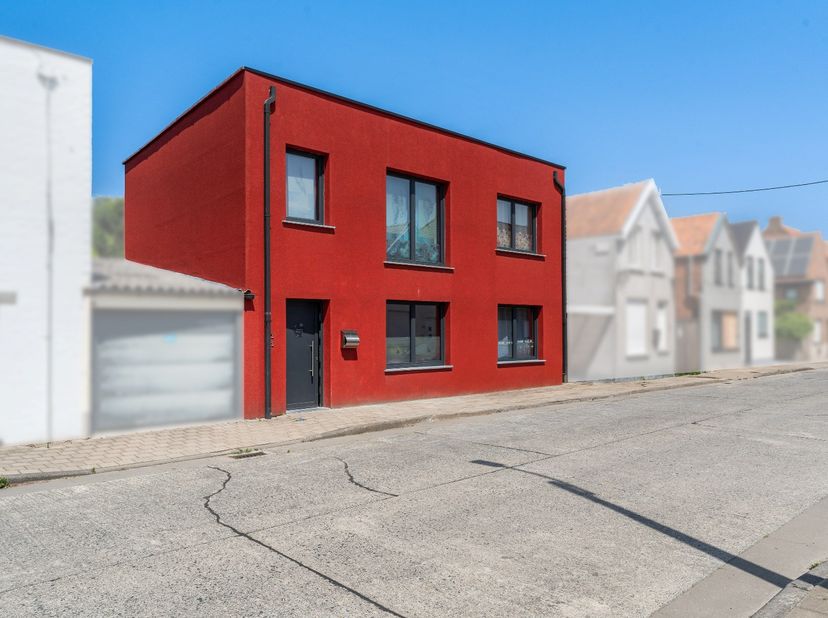 Deze recent gebouwde kangoeroewoning combineert privacy en gezelligheid en is gelegen op een uitstekende locatie. De doordachte indeling biedt alles w