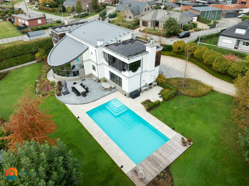 Op een centrale locatie in Hulshout vind je deze unieke kasteelvilla met een royale bewoonbare oppervlakte van 587 m², gelegen op een mooi perceel van