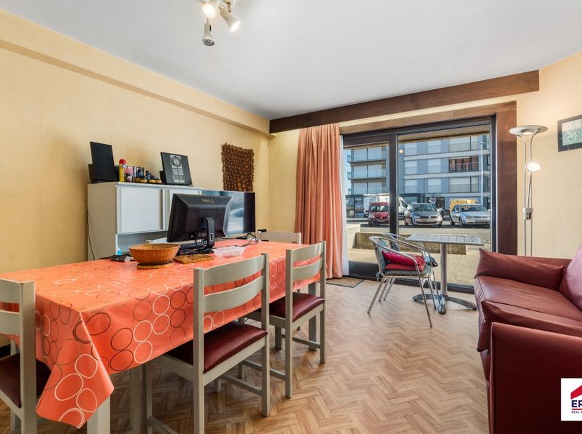 Te koop: gezellig appartement in het centrum van Koksijde, op korte wandelafstand van zee en duinen.Dit 2 slaapkamer appartement aan het Zouavenplein