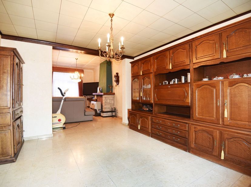Rijwoning op 120 m² met op het gelijkvloers inkom, living, keuken met gaskookfornuis, koelkast, oven, badkamer met toilet, douche, lavabo en aan- en a