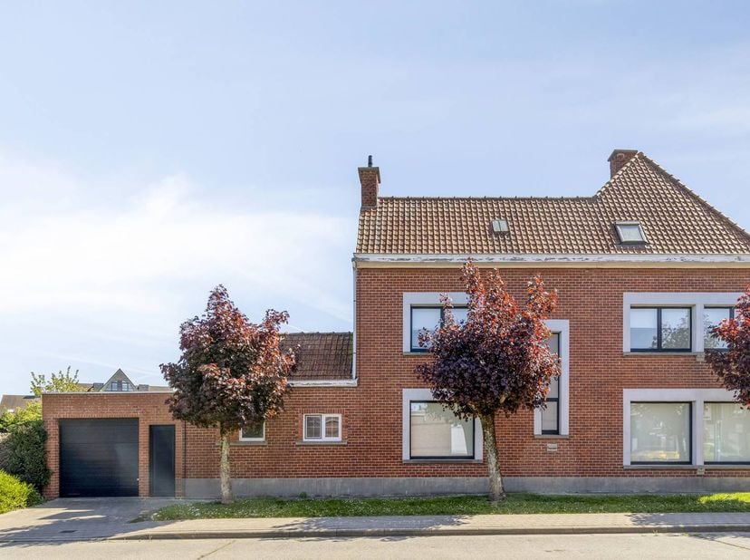 Plan snel een bezoek!<br />
<br />
Een charmant huis met een bewoonbare oppervlakte van 150 m², gezellige tuin en garage, gelegen op een centrale ligg