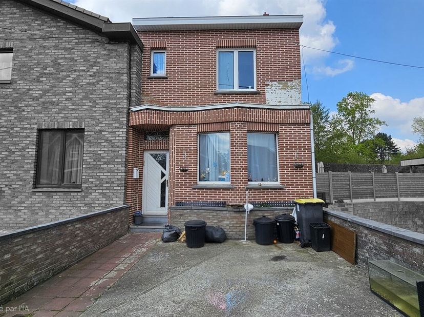 SOUS OPTION - PLUS DE VISITE - Prix: Offre à partir de 100.000 euros, frais d'agence non inclus et à charge de l'acquéreur. <br />
Maison à rafraichir