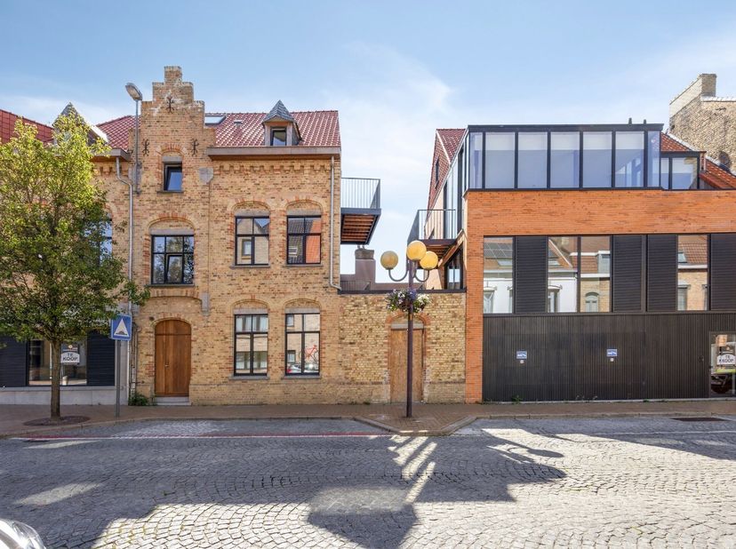 Achter deze authentieke gevel, behouden tijdens de totaalrenovatie, schuilt een uitzonderlijk gezellig en instapklaar appartement op de derde verdiepi