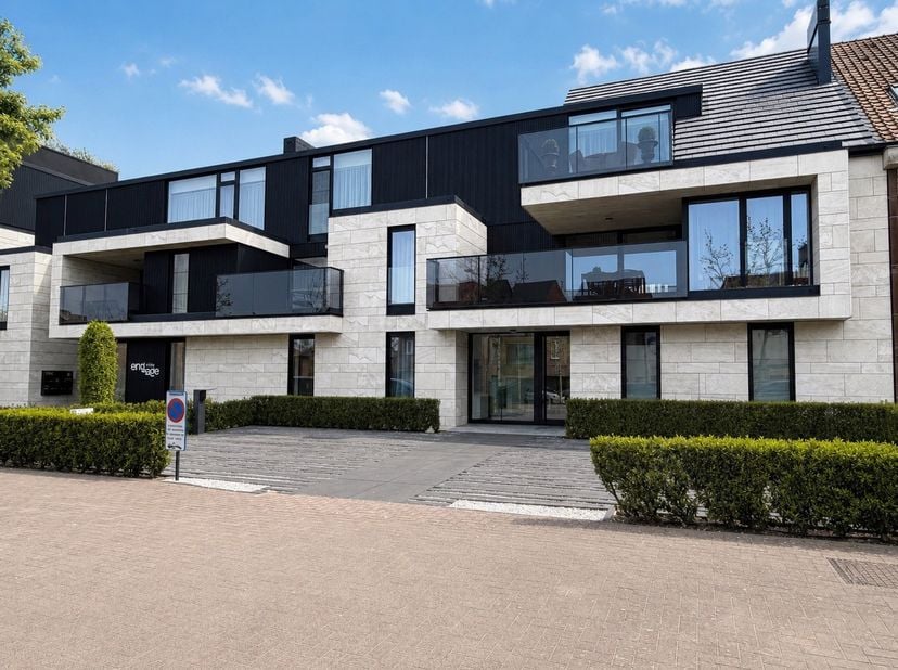 Mooi en kwalitatief afgewerkt gelijkvloersappartement dichtbij het centrum van Hasselt. Het appartement is als volgt ingedeeld: inkomhal ingericht met