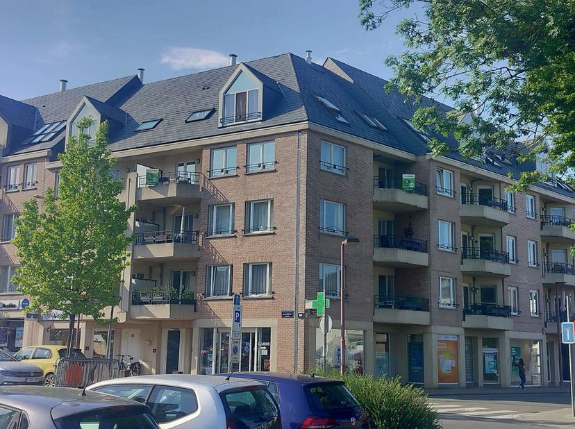 Situation<br />
Situé à deux pas du centre commercial du Douaire, à proximité immédiate des commerces, des transports en commun (arrêt de bus à 100m e