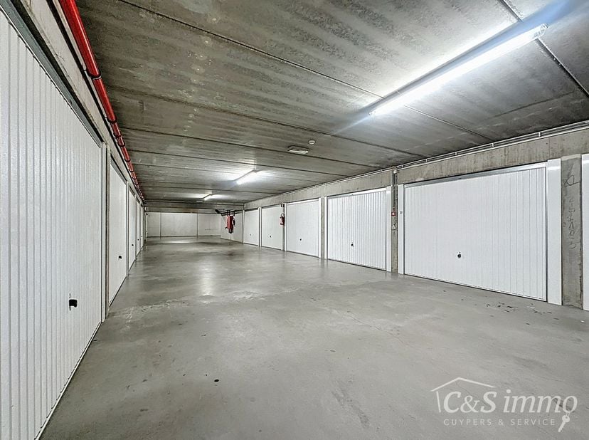 Deze verzorgde garagebox is gelegen in de moderne en rustige Regatta wijk op Linkeroever. Ideaal voor het veilig stallen van uw wagen, motor of als ex