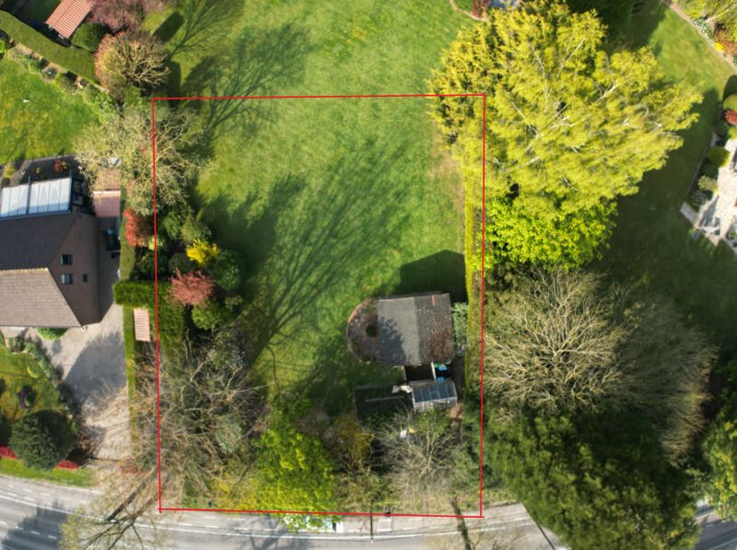 Zeer gemakkelijke toegang A8 en 5' van het centrum van Edingen, grond voor villa met 4 fronten (21,50 m breedte tot straat) op +/- 7 are 25 ca, bebost
