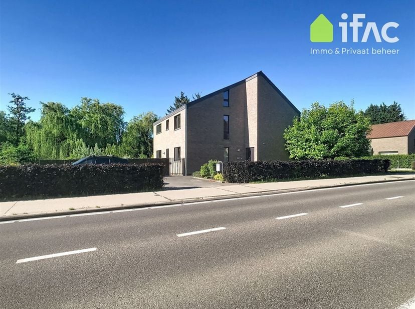 Zeer ruime, te renoveren vrijstaande woning op een perceel van 18a32ca met prachtige tuin, 4 slaapkamers, badkamer én douchekamer, ruime kelderverdiep